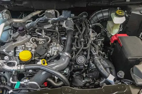 Silnik 1.3 DIG-T, z widocznymi przewodami i turbosprężarką. Czy są jakieś wady tego silnika?
