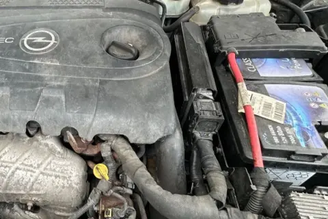 Akumulator do Opel Insignia 2.0 CDTI 160 KM, 12V 80Ah, 700A (EN). Widoczny silnik i jego elementy.