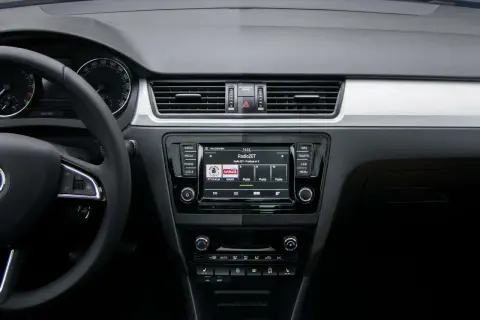 Nowoczesny kokpit w samochodzie z ekranem dotykowym, radiem RadioZET i przyciskami sterowania.