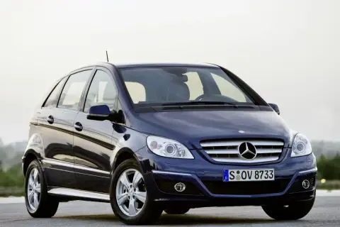 Ciemnoniebieski Mercedes B180 CDI z przodu, z widocznym grillem i światłami.