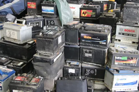Stosy zużytych akumulatorów, gotowych do recyklingu. Szukasz dobrej akumulator skup cena? Tutaj znajdziesz wiele opcji.