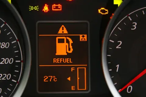 Na desce rozdzielczej świeci się kontrolka niskiego poziomu paliwa. Nie wiadomo, ile km na rezerwie pozostało, ale czas na tankowanie.