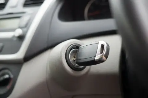 Kluczyk w stacyjce, ale auto nie odpala? To mogą być objawy uszkodzonego immobilizera.