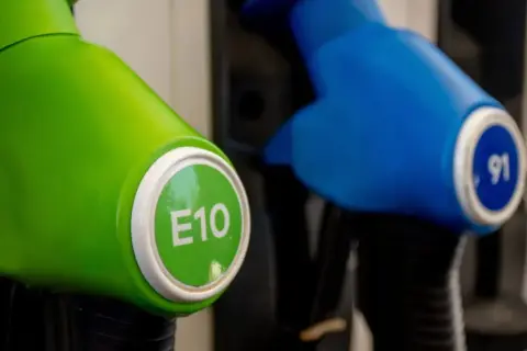 Czy twój samochód może jeździć na benzynie E10? Sprawdź kompatybilność i skutki
