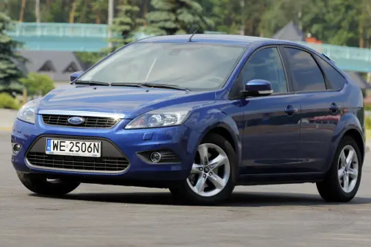 Niebieski Ford Focus MK2, idealny do miasta. Zastanawiasz się, jakie żarówki przód wybrać, by zapewnić sobie najlepszą widoczność?