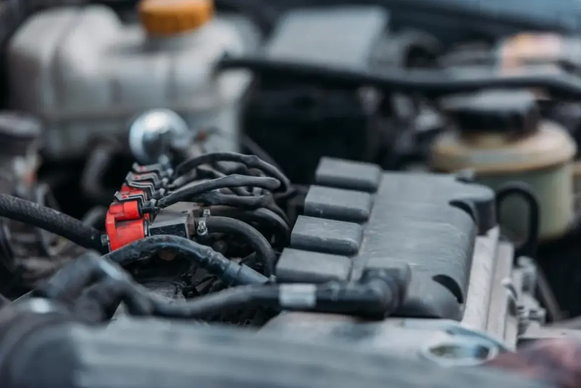 Silnik Volkswagena z instalacją LPG. Czerwone wtryskiwacze gazu i przewody. Może to być przyczyną błędu dtc p0130.