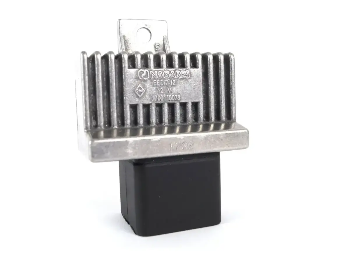 Regulator napięcia NAGARES, 12V, numer 7700115078. Może być powiązany z błędem DTC P0340 w Renault.