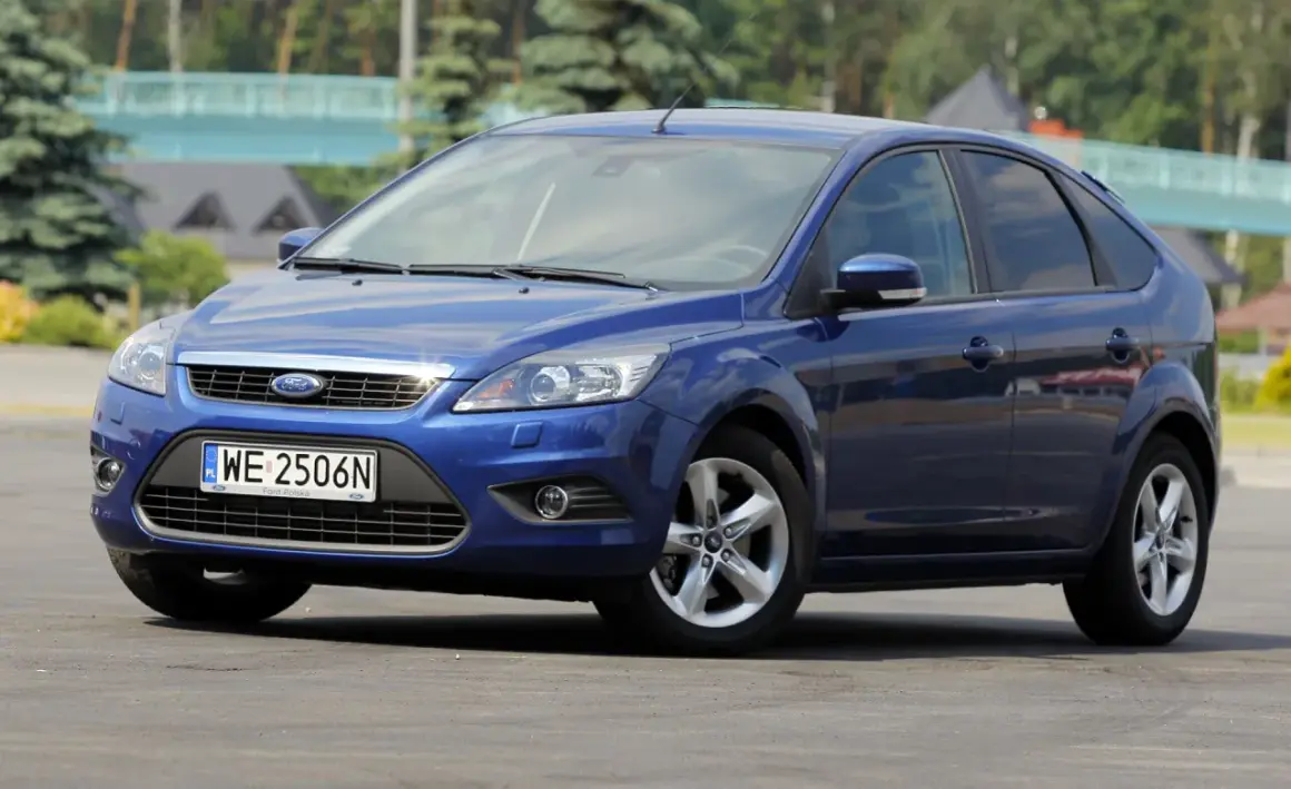 Niebieski Ford Focus MK2, idealny do miasta. Zastanawiasz się, jakie żarówki przód wybrać, by zapewnić sobie najlepszą widoczność?