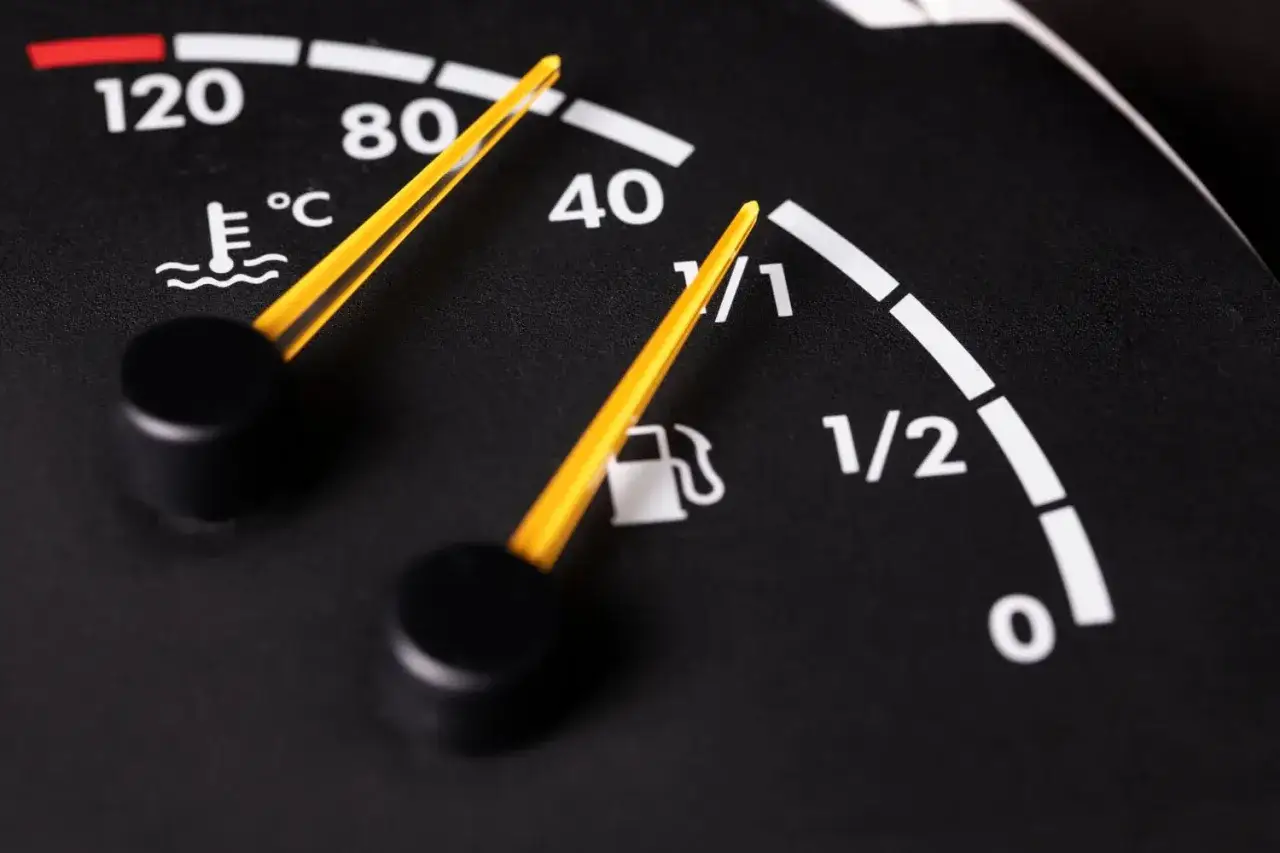 Wskaźnik temperatury płynu chłodniczego w Mercedes Sprinter pokazuje optymalną temperaturę, blisko 80°C.