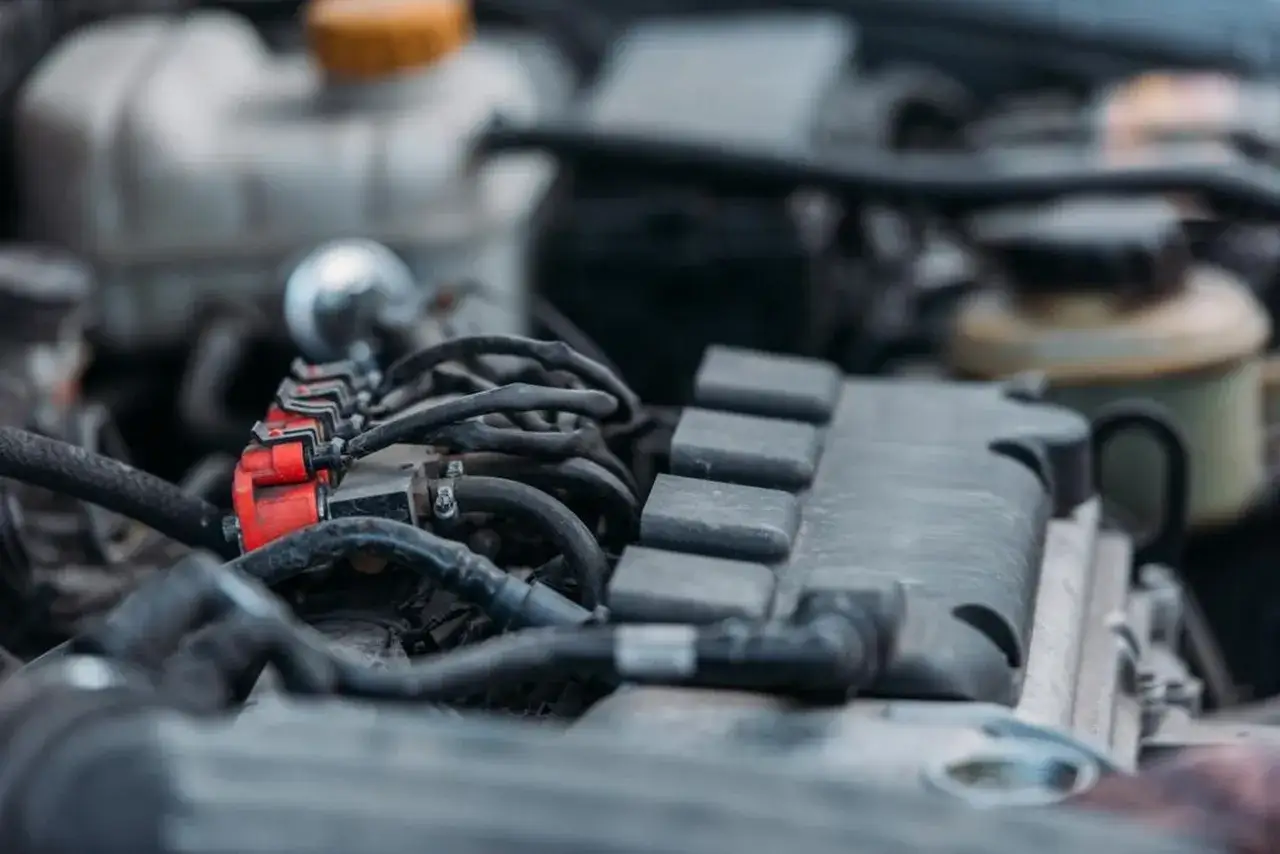 Silnik Volkswagena z instalacją LPG. Czerwone wtryskiwacze gazu i przewody mogą sugerować problem DTC P0130.