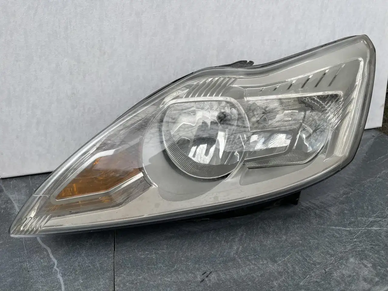Reflektor przedni do Ford Focus MK2. Dowiedz się, jakie żarówki przód są potrzebne do tego modelu.