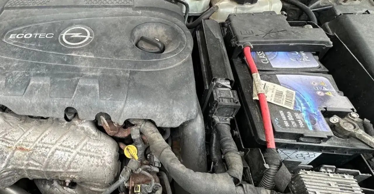 Akumulator do Opel Insignia 2.0 CDTI 160 KM. Widoczny akumulator 12V 80Ah 700A (EN).