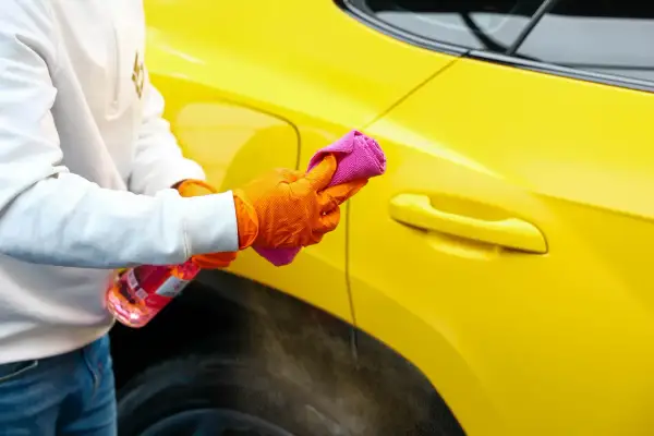 Jak myć auto po ceramice, by nie uszkodzić powłoki i zachować blask