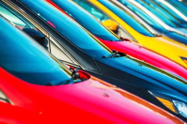 Kolory w motoryzacji i w grach online – jak barwy wpływają na emocje graczy i kierowców