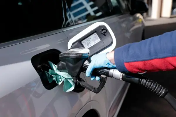 Czy benzyna przewodzi prąd? Zaskakująca prawda o właściwościach elektrycznych paliwa
